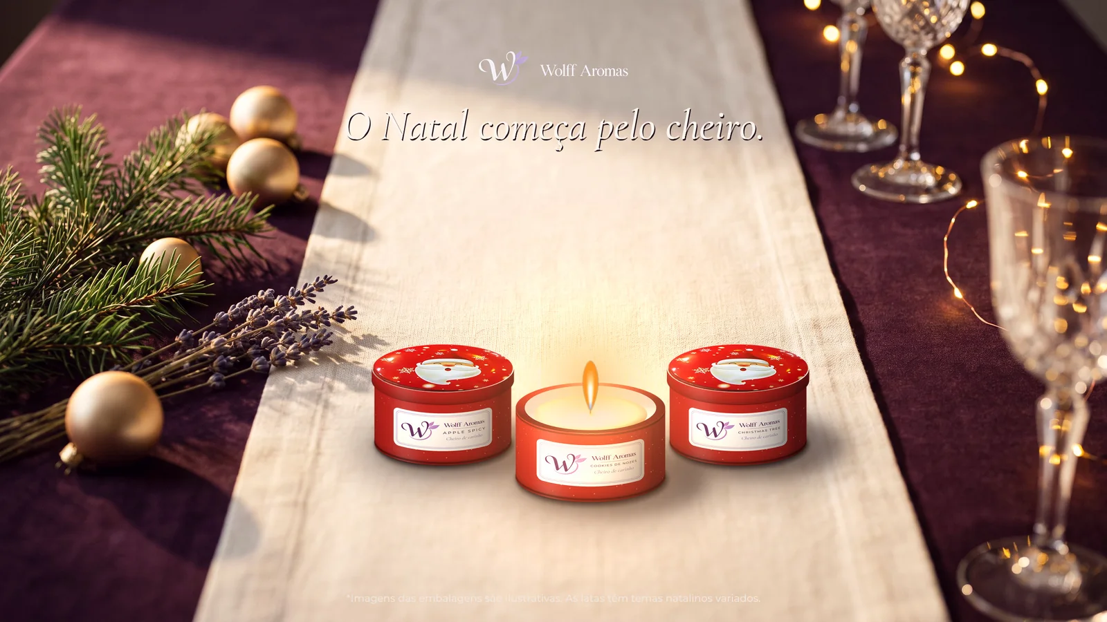 Três velas de Natal em lata sobre toalha de linho, com pinheiro, bolas douradas e luzes ao fundo